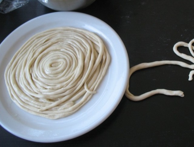 Coil noodles and cover with oil to prevent them from sticking and drying out. Let sit for around 20 minutes.