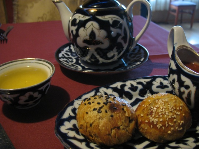 Uzbek tea with samsa: pumpkin and beef varieties